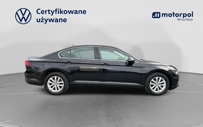 Volkswagen Passat cena 92900 przebieg: 129436, rok produkcji 2020 z Józefów małe 781